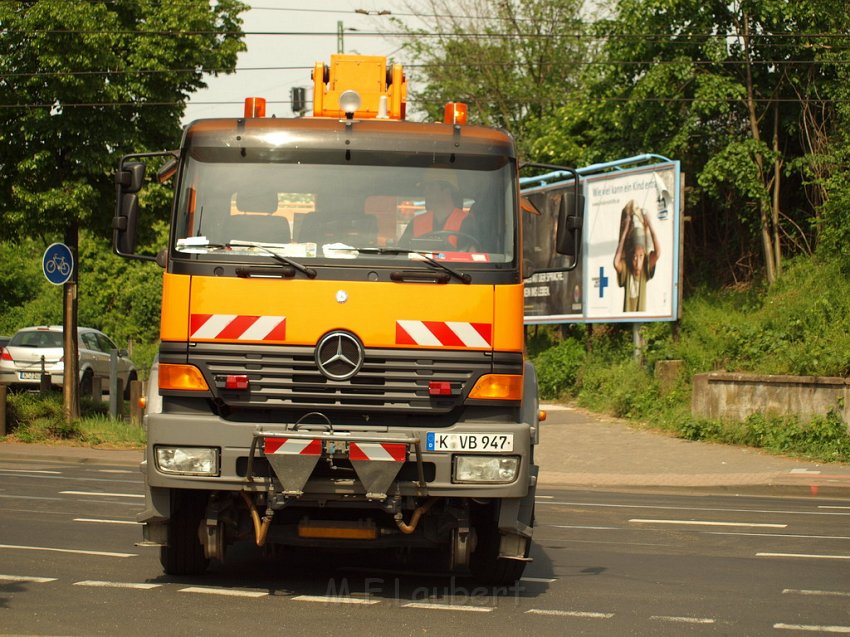 LKW riss Oberleitung ab Koeln Deutz Am Schnellert Siegburgerstr P157.JPG